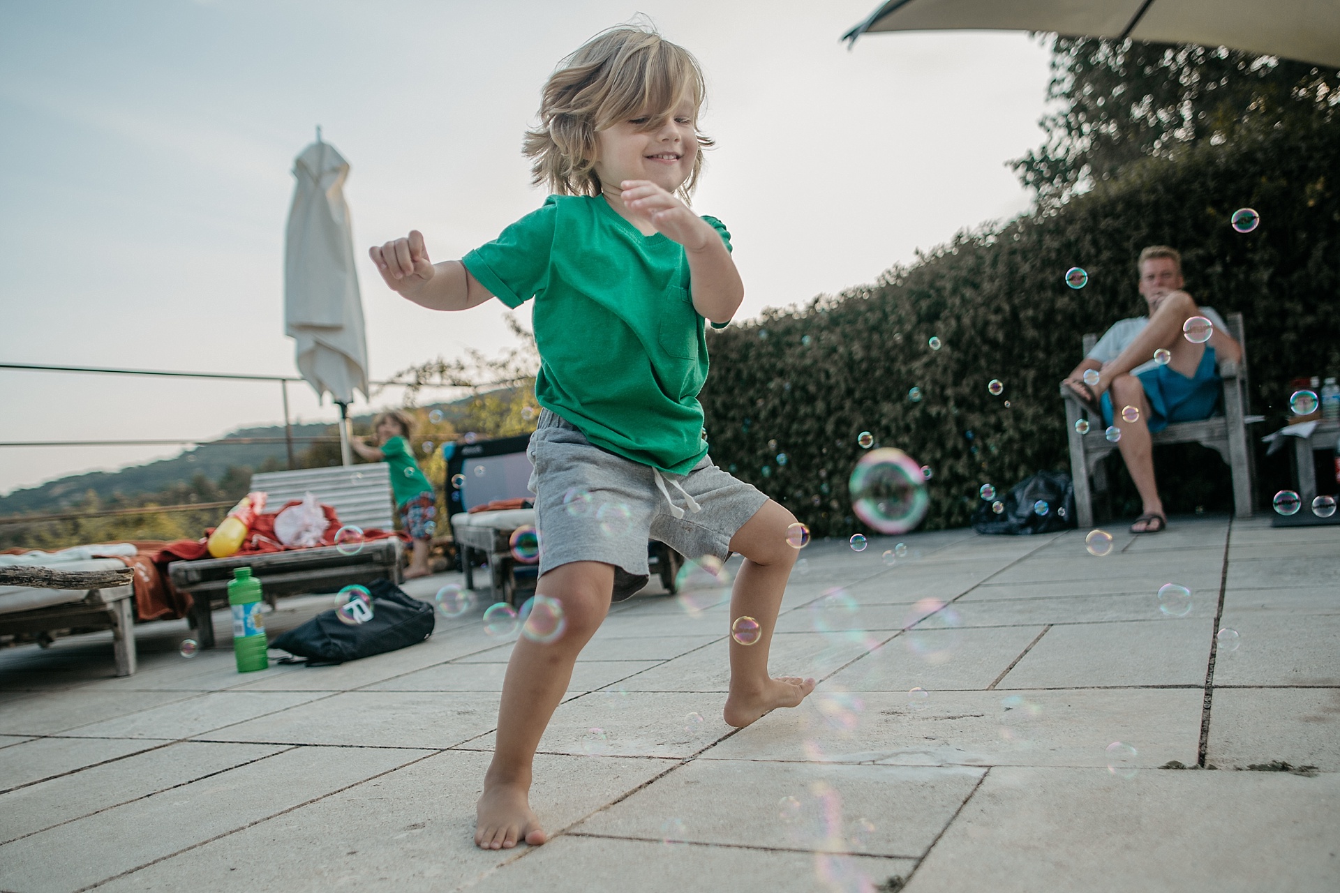 Traumhafte Hochzeit in der Provence. Kids have fun at the pool.