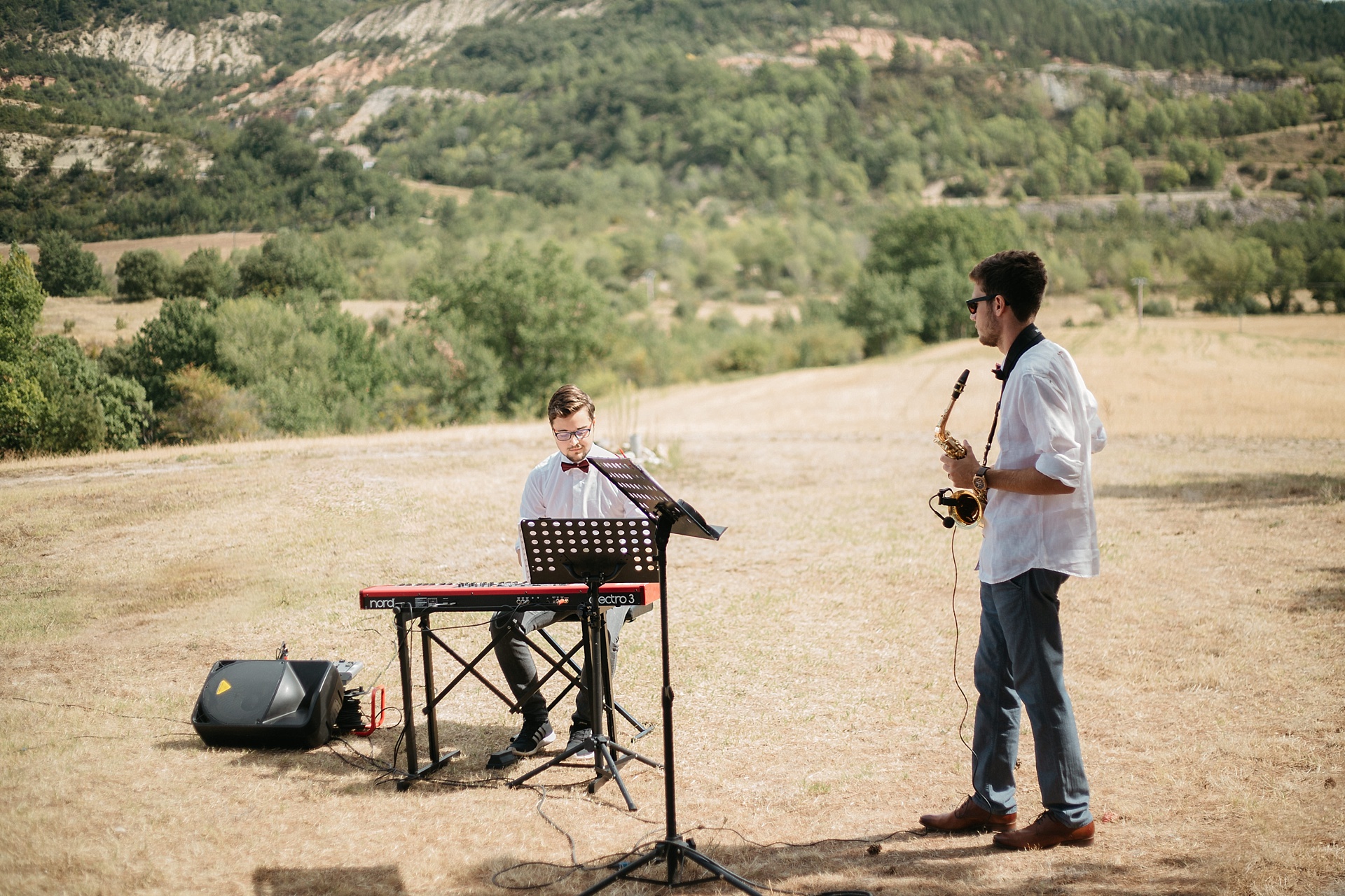 Traumhafte Hochzeit in der Provence. MYNONZO. Musikalische Begleitung mit dem Saxophon. Es herrscht eine ganz besondere Stimmung.