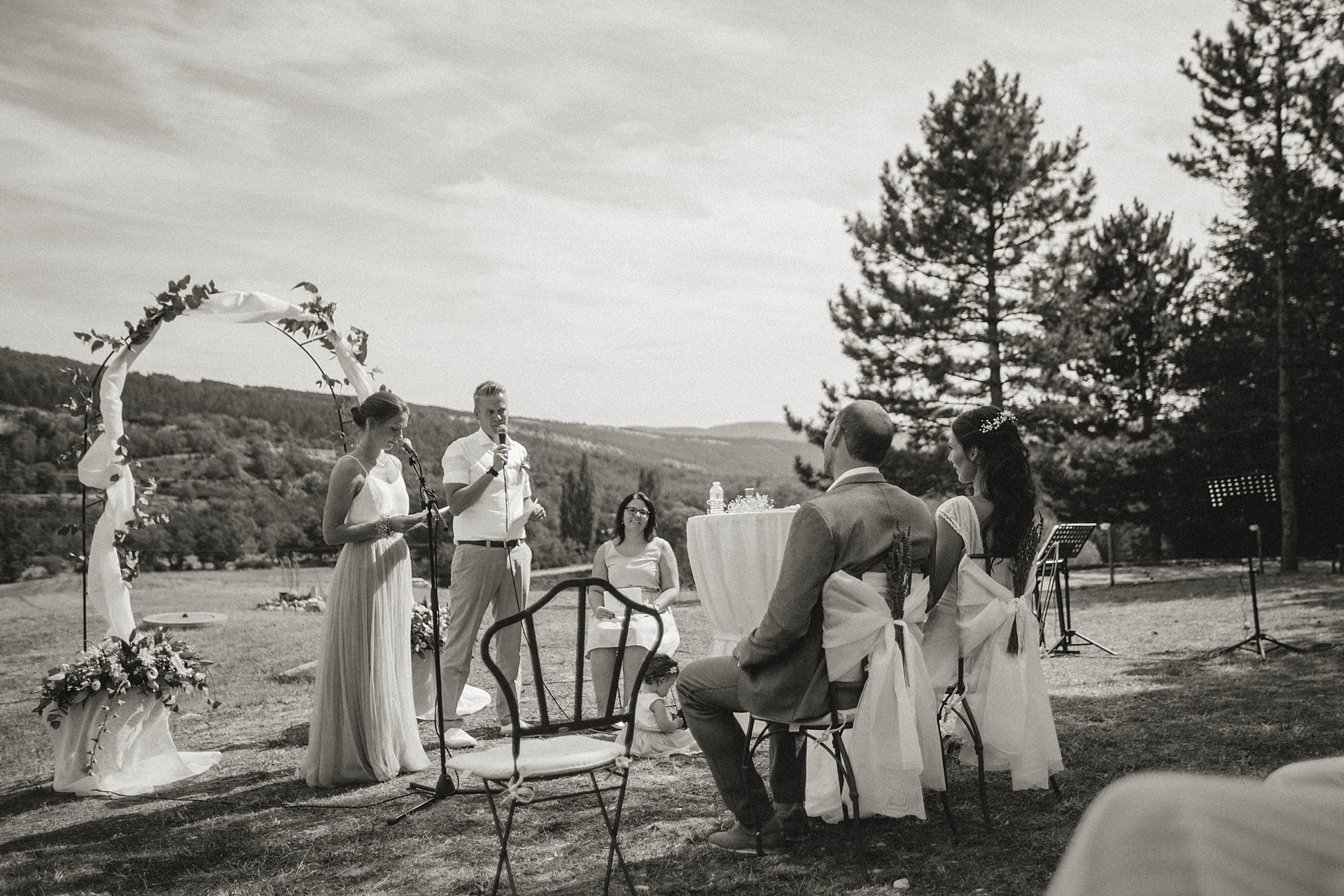 Traumhafte Hochzeit in der Provence. Die Trauzeugen halten eine emotionale Rede.