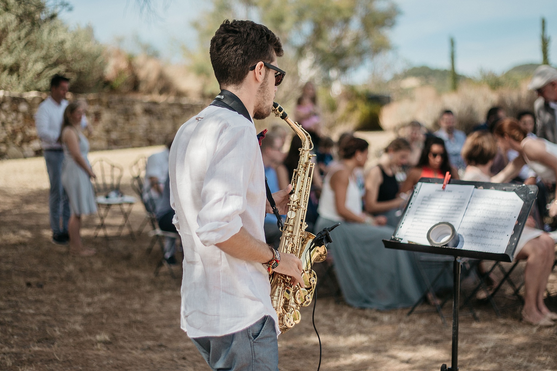 Traumhafte Hochzeit in der Provence. Musikalische Begleitung mit dem Saxophon.