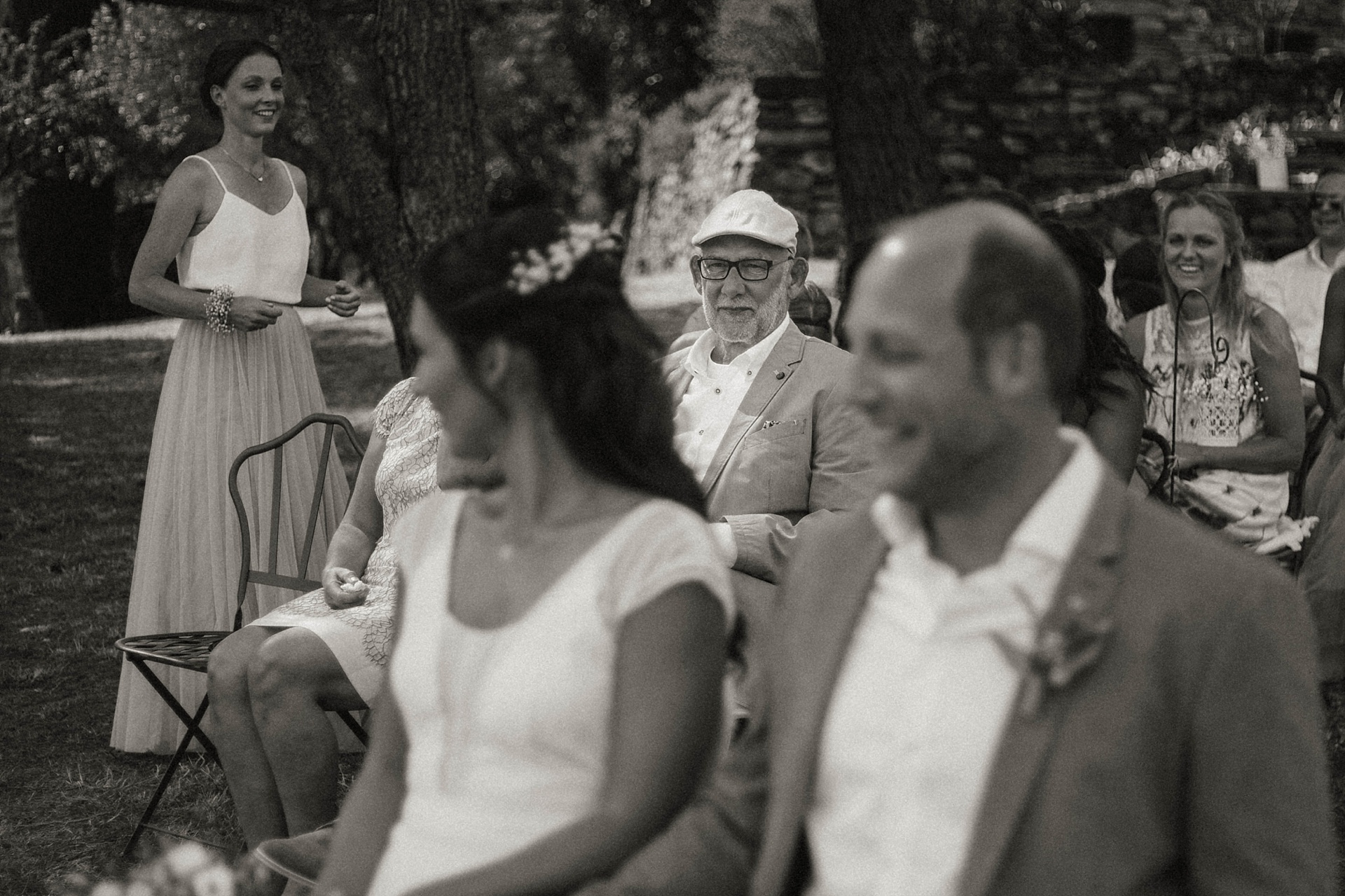 Traumhafte Hochzeit in der Provence. Der Brautvater in Gedanken versunken.