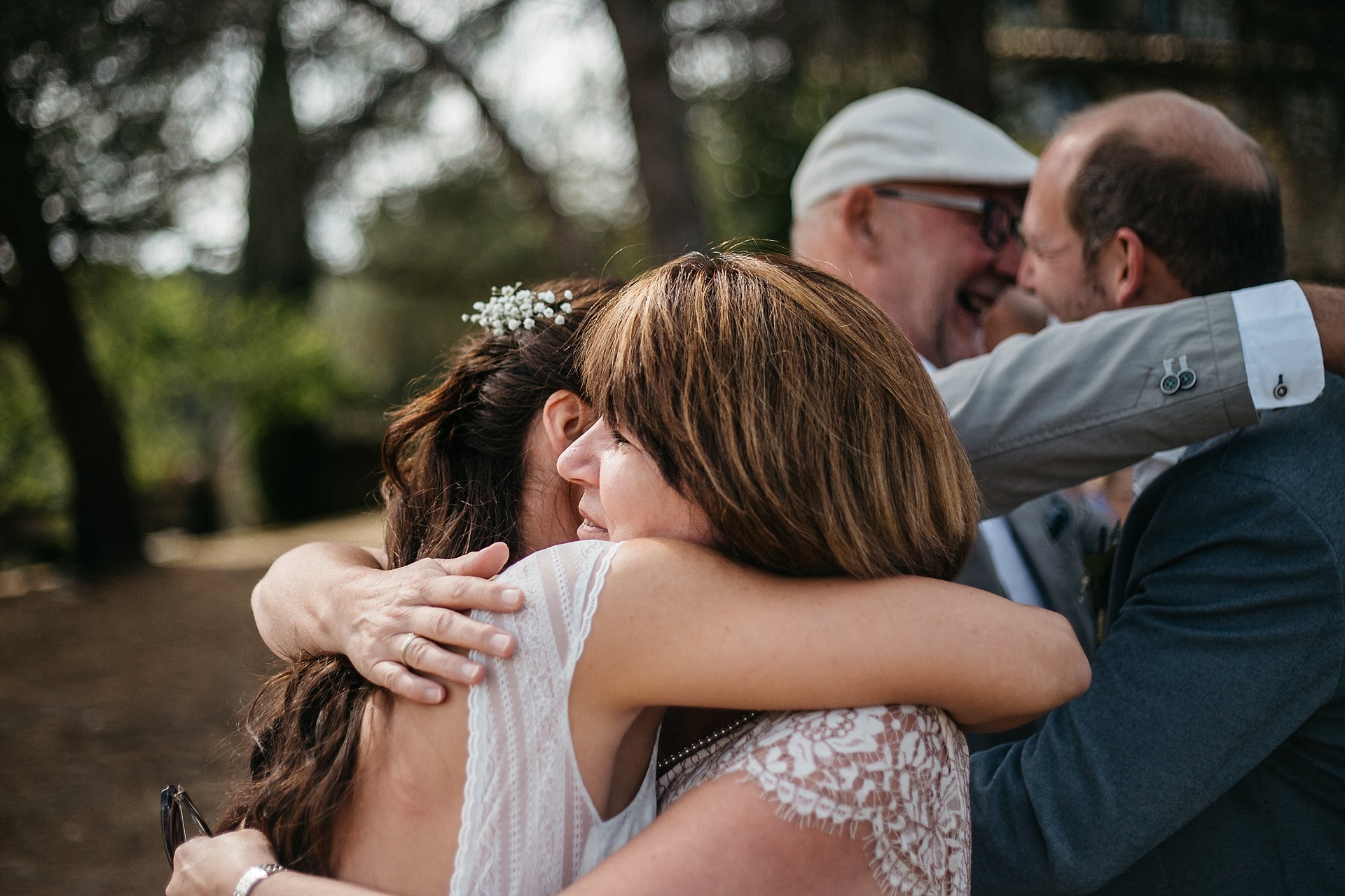 Traumhafte Hochzeit in der Provence. Die Mutter der Braut gratuliert.