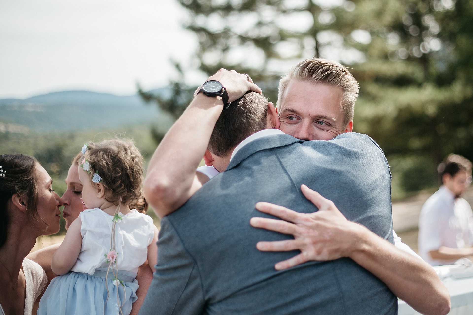 Traumhafte Hochzeit in der Provence. Die ersten Gratulanten sind die Trauzeugen.