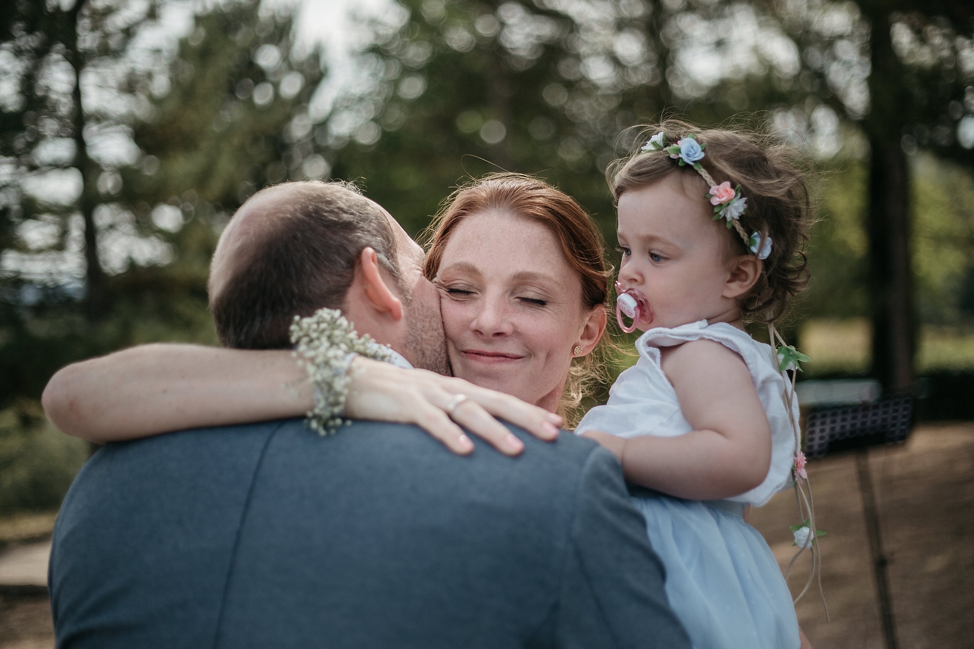 Traumhafte Hochzeit in der Provence. Die ersten Gratulanten sind die Trauzeugen.