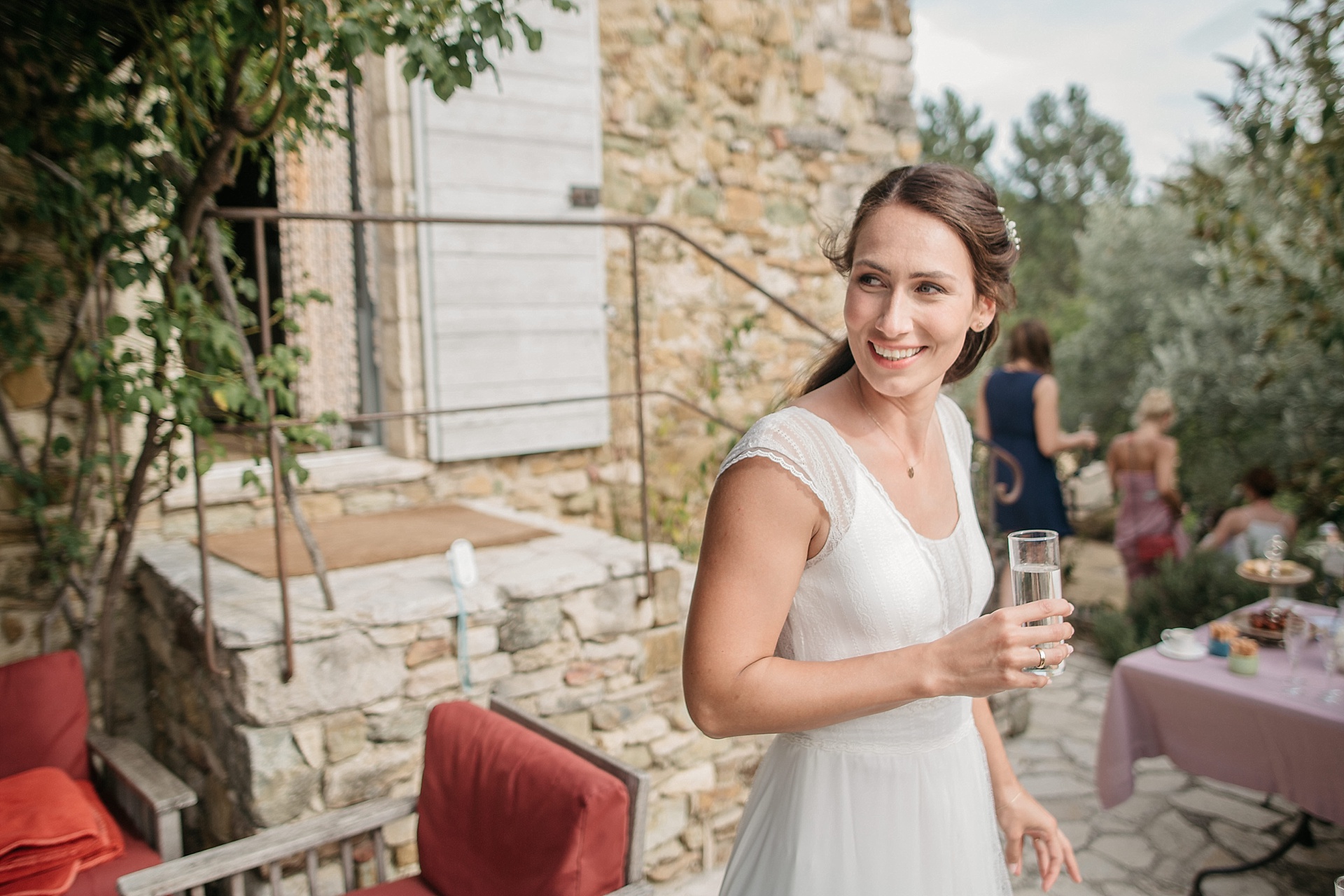 Traumhafte Hochzeit in der Provence. Die strahlende Braut.