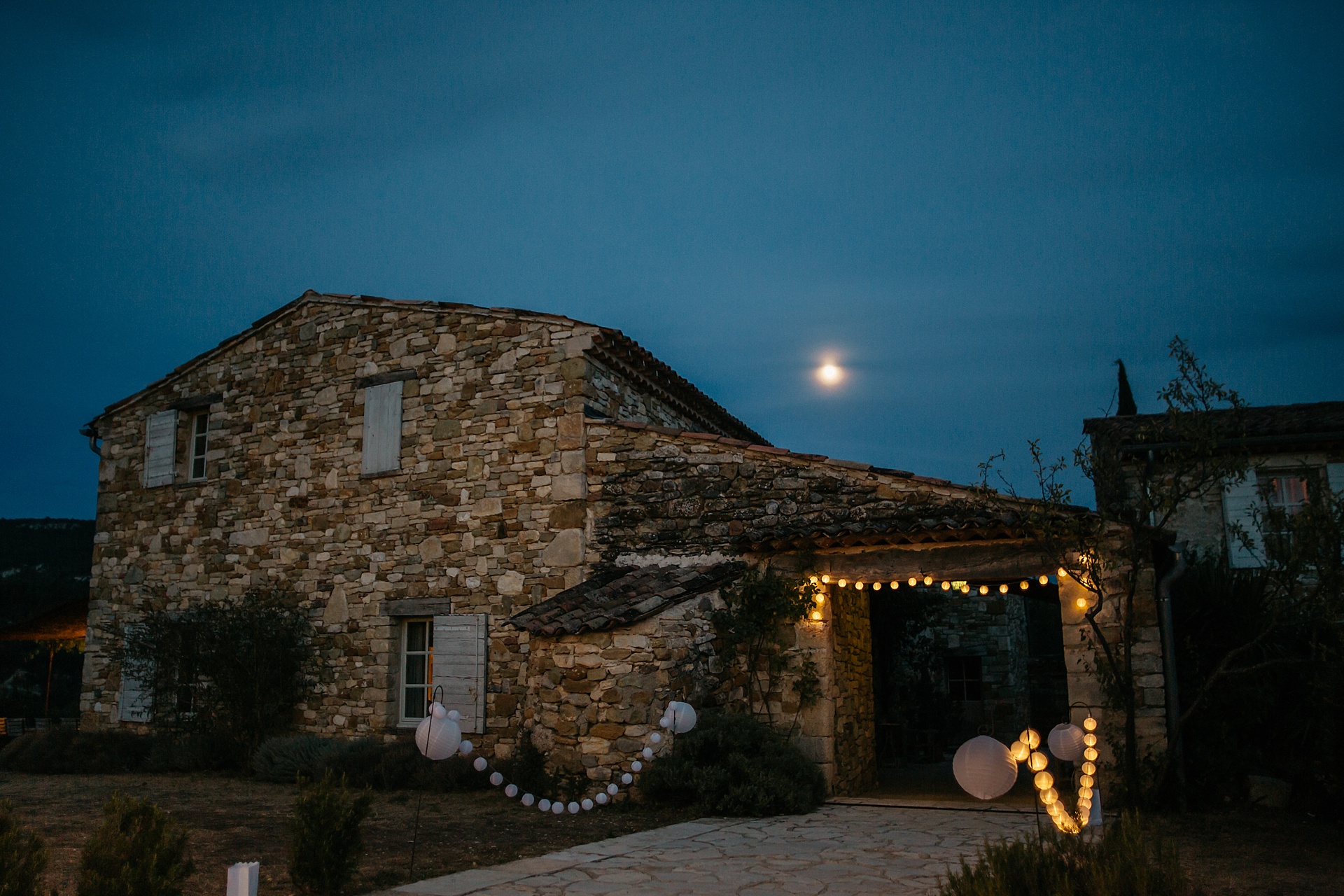 Traumhafte Hochzeit in der Provence. Der Mond erscheint am Abendhimmel. Hameau de Cournille.