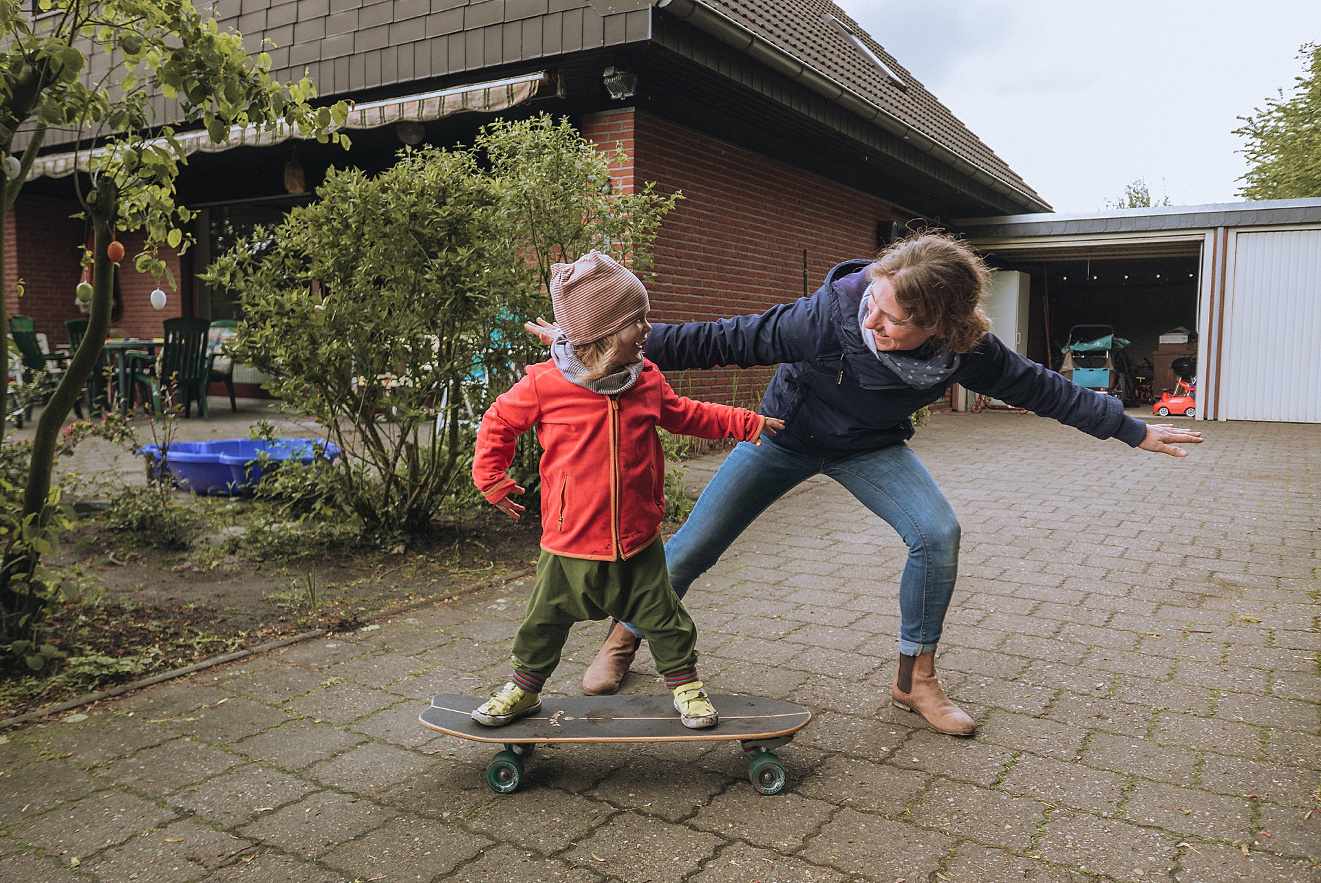 Skatergirl auf Papas Carver Skateboard